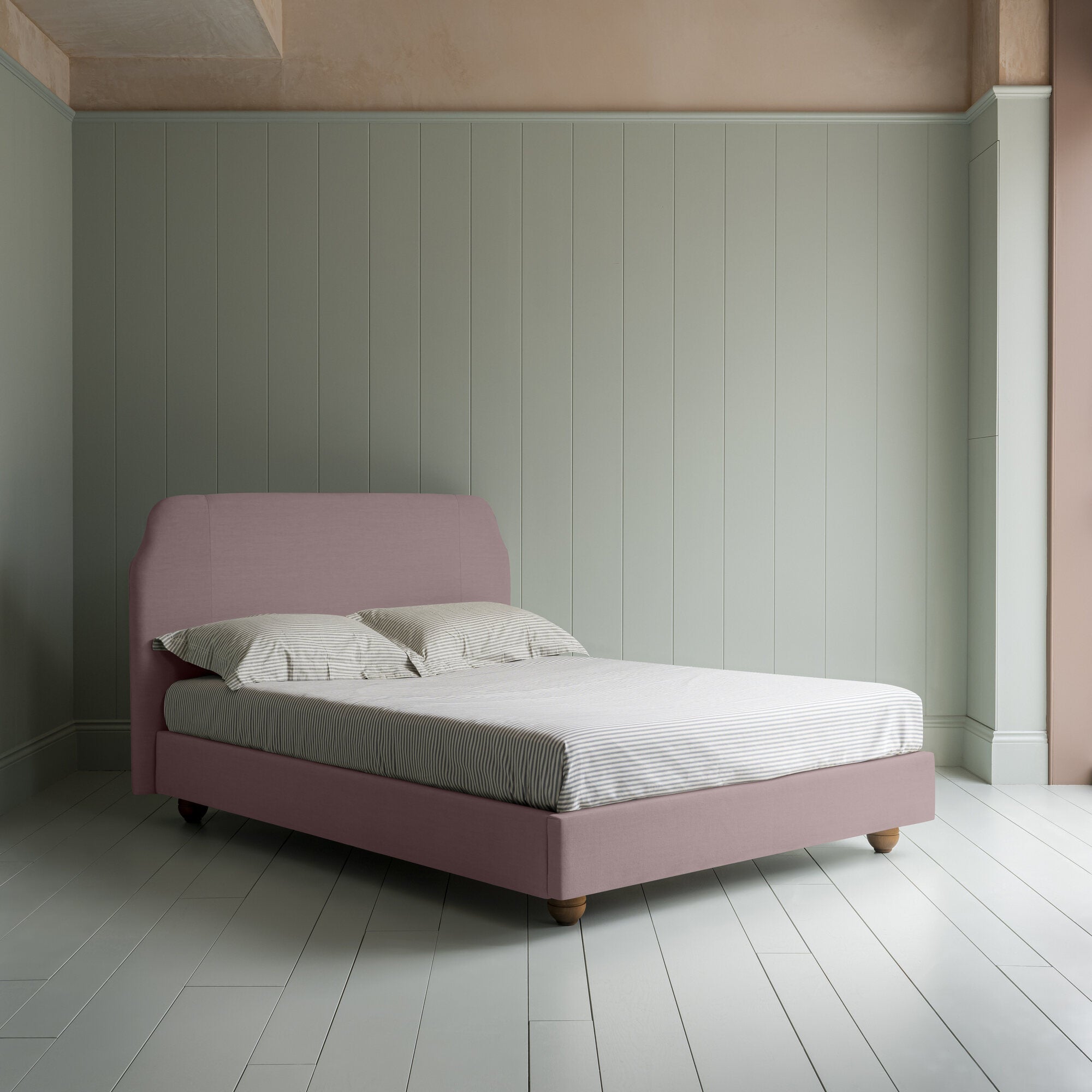 Dream Ticket Upholstered Bed in Laidback Linen Heather without Valance.
