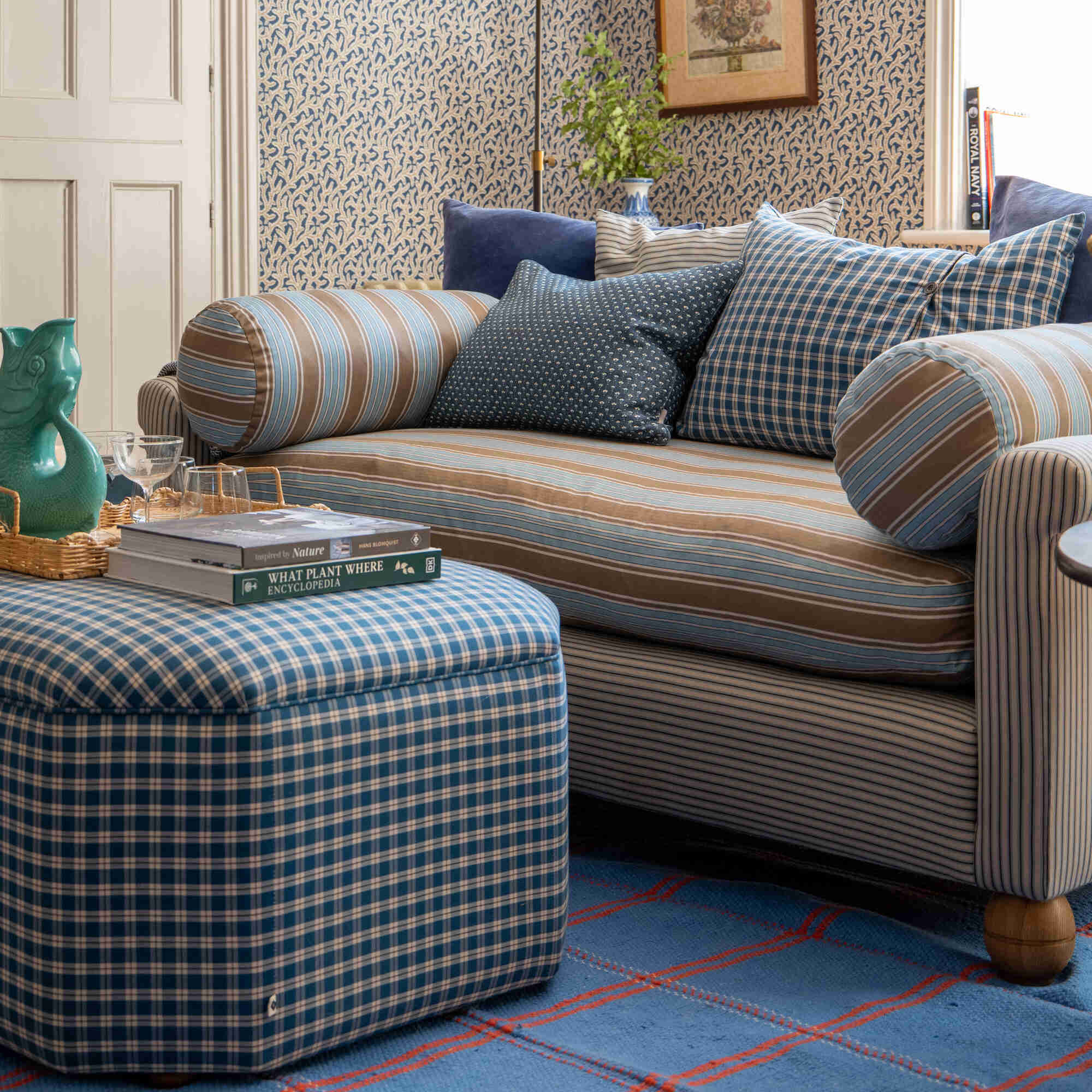  Elegantly curated living room interior by Nicola Harding & Co. 