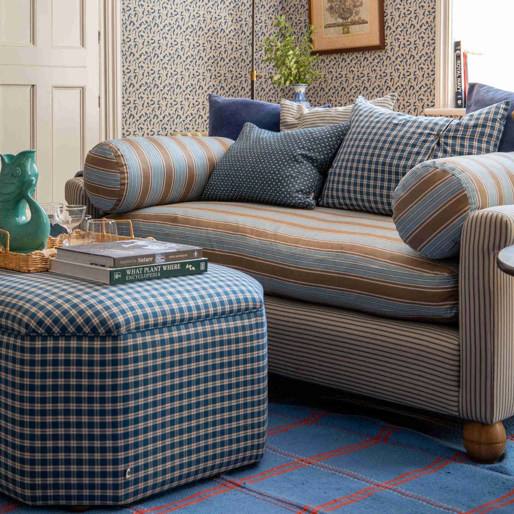  Elegantly curated living room interior by Nicola Harding & Co. 